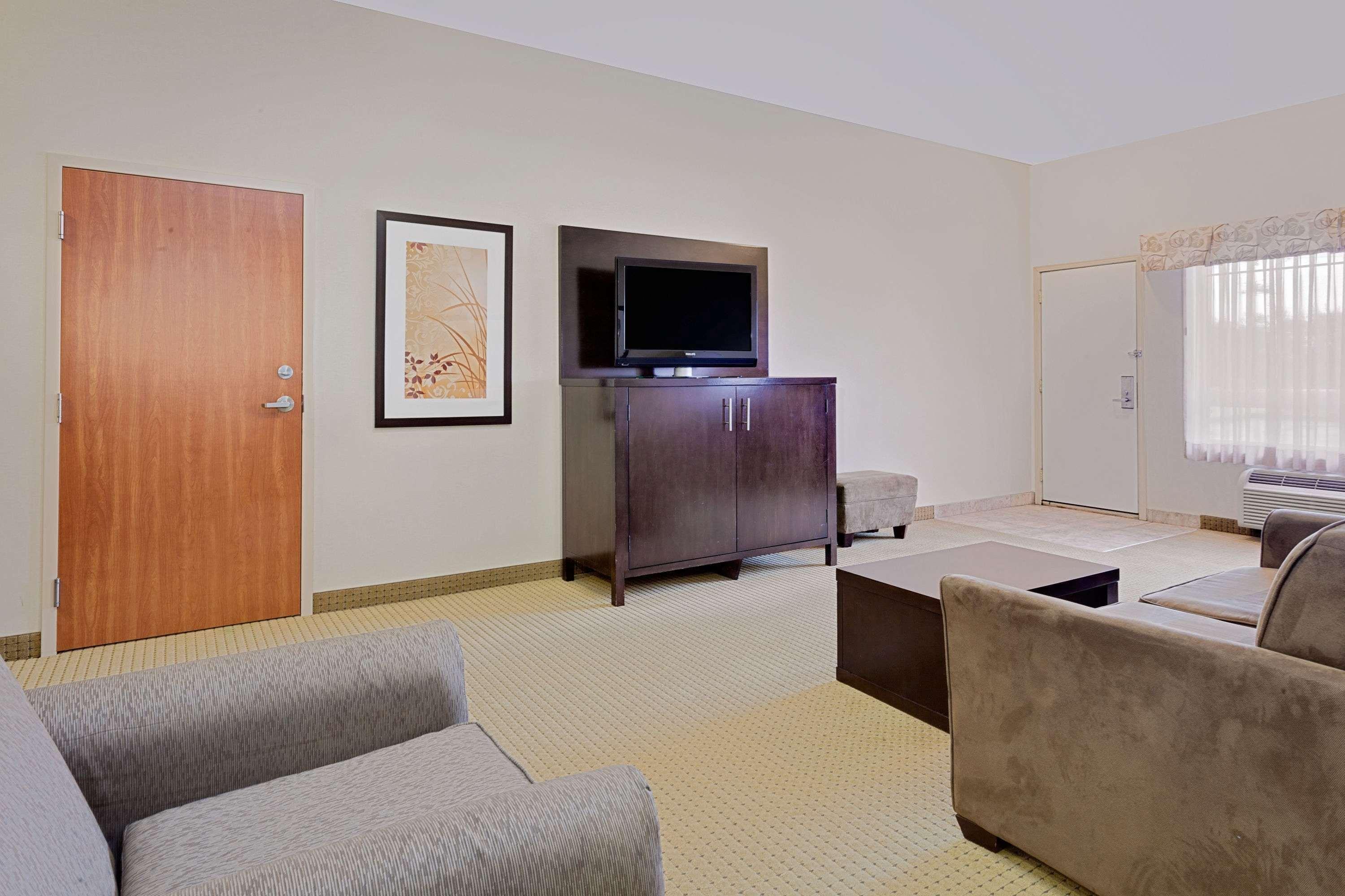 Ramada By Wyndham Lac La Biche Εξωτερικό φωτογραφία