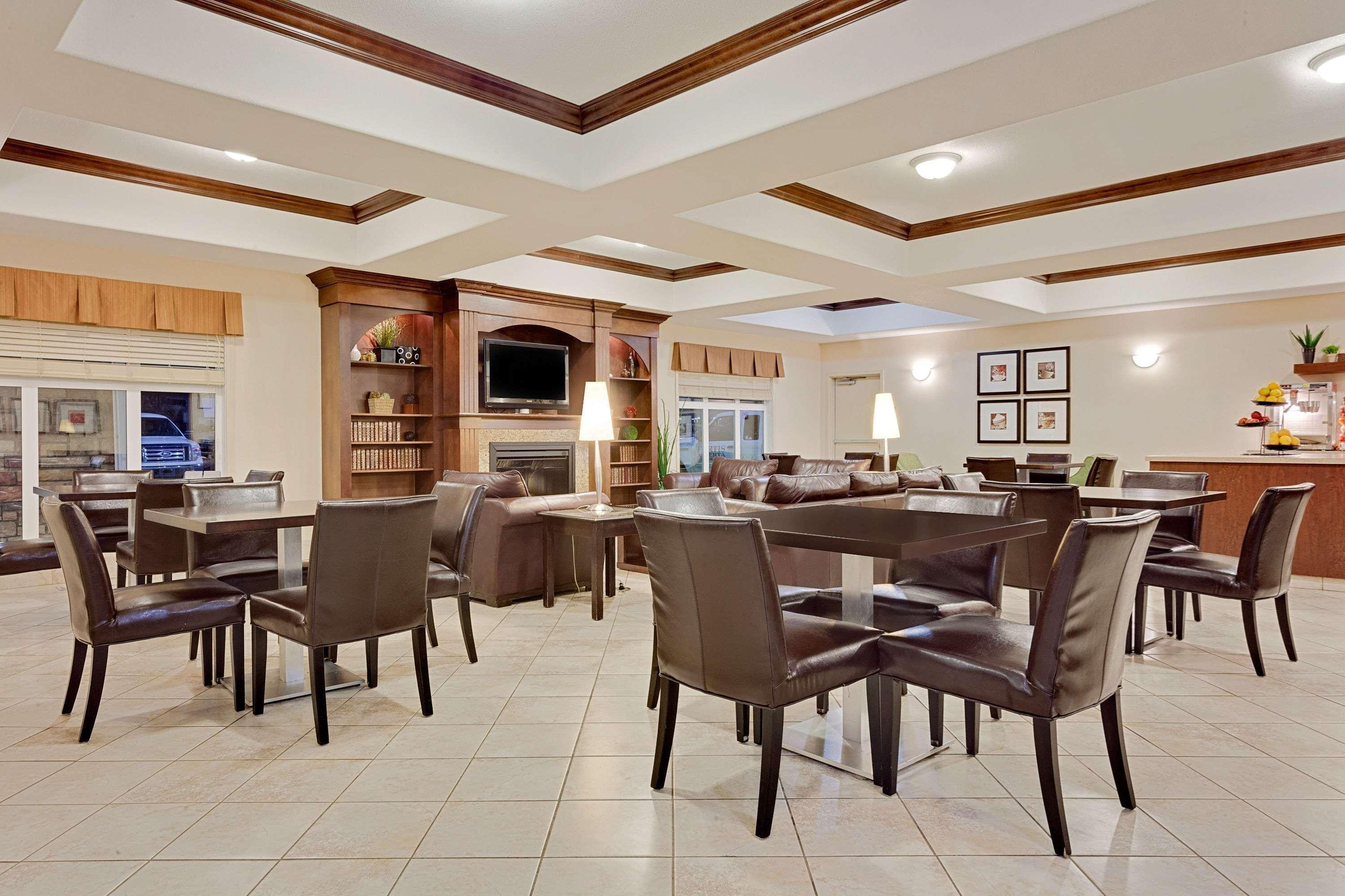 Ramada By Wyndham Lac La Biche Εξωτερικό φωτογραφία