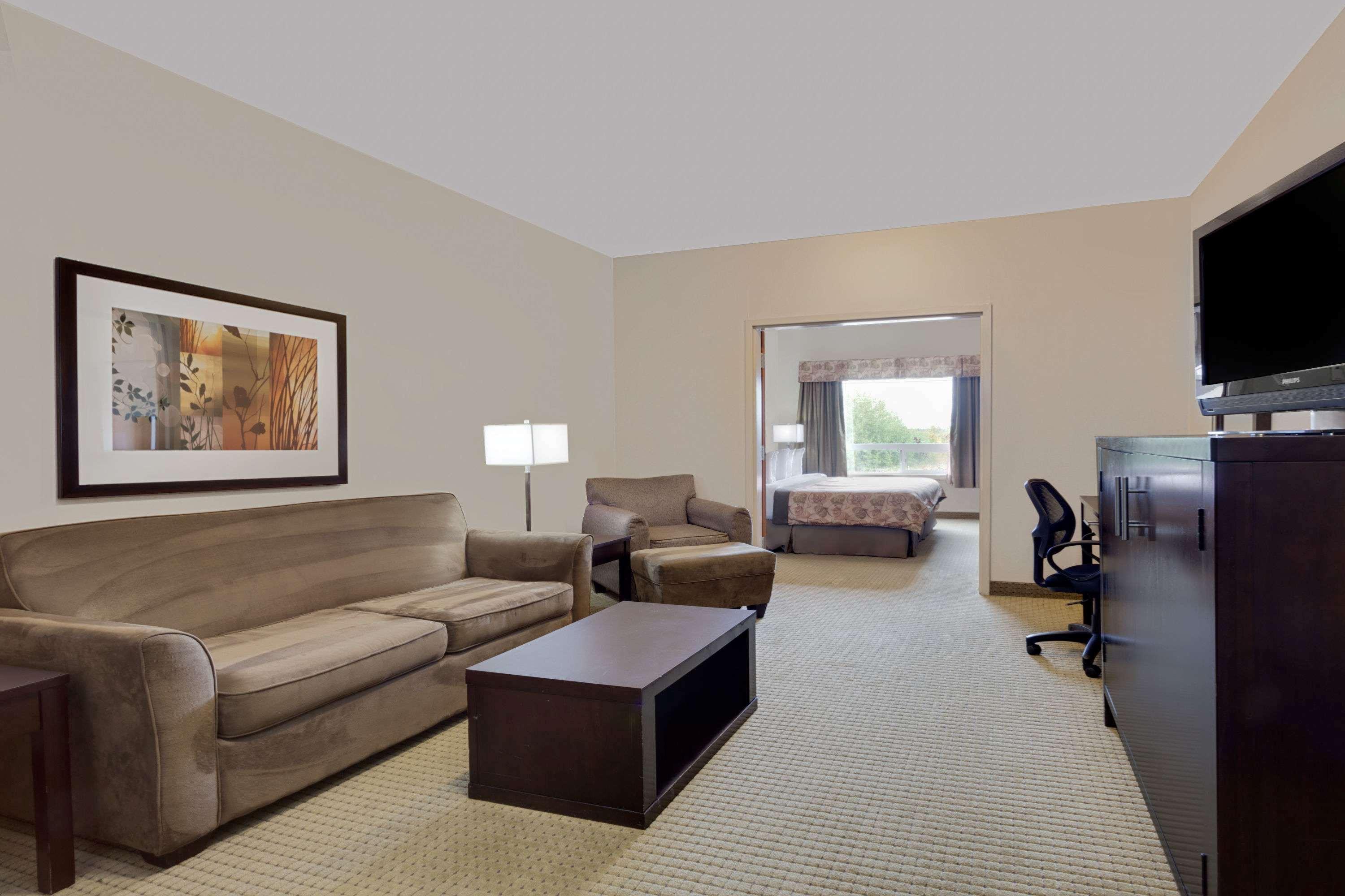 Ramada By Wyndham Lac La Biche Εξωτερικό φωτογραφία