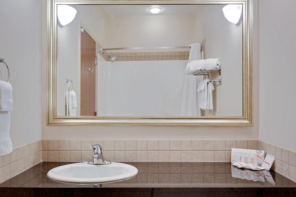 Ramada By Wyndham Lac La Biche Εξωτερικό φωτογραφία