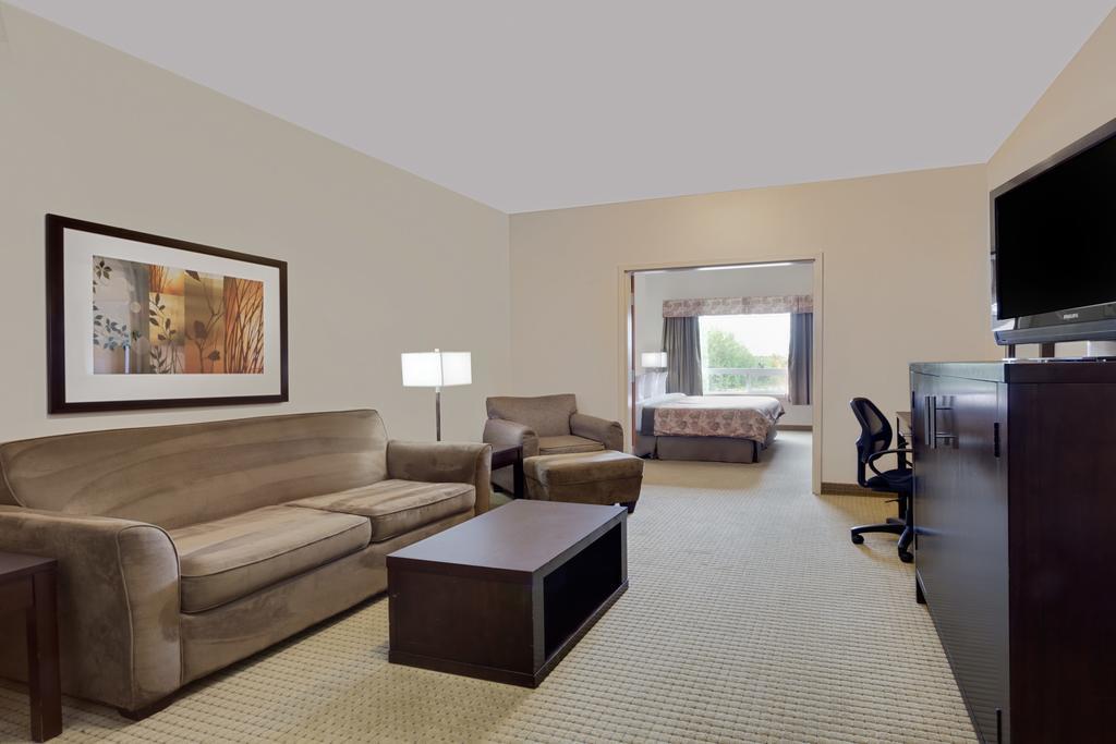 Ramada By Wyndham Lac La Biche Εξωτερικό φωτογραφία