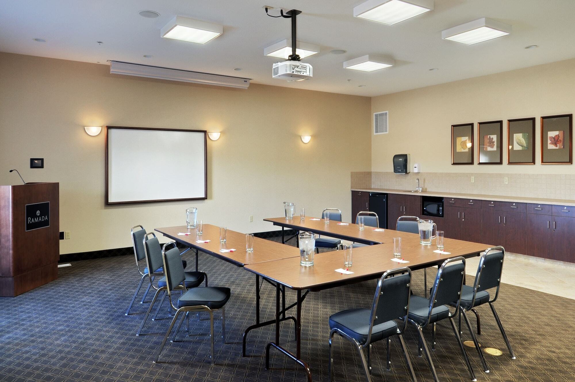 Ramada By Wyndham Lac La Biche Εξωτερικό φωτογραφία